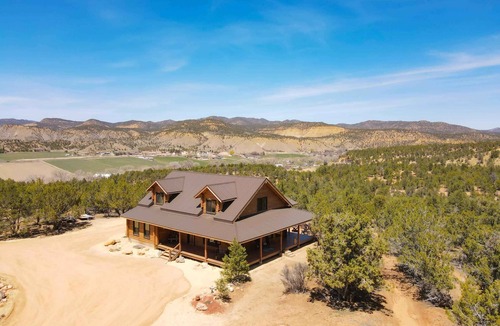 Orderville Cabin | Pinyon Ridge Ranch Near Zion National Park. Private Hot Tub, incredible stargazing! Pets OK!