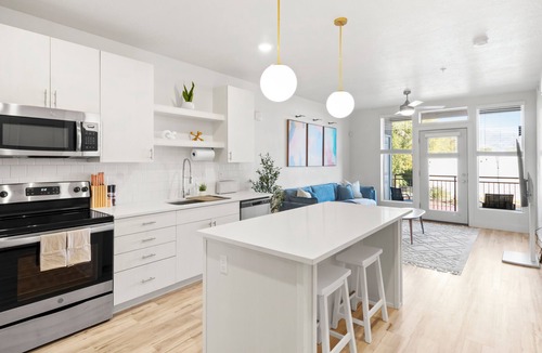 People's Freeway Apartment | Pool, Gym, BBQ + Free Parkin. 1 MIN Walk To TRAX