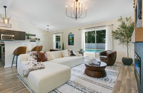 Candler House | POOL ~ NEAR TO SPRINGS ~ WEC ~ TRAILS ~ SHOPPINGS ~OCALA DOWNTOWN 9beds 4bedroom