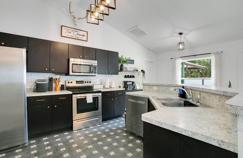 Candler House | POOL ~ NEAR TO SPRINGS ~ WEC ~ TRAILS ~ SHOPPINGS ~OCALA DOWNTOWN 9beds 4bedroom