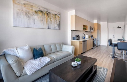 People's Freeway Apartment | Pool+Spa+Sauna+Parking+Gym 1 KG/1BA- DWTN!