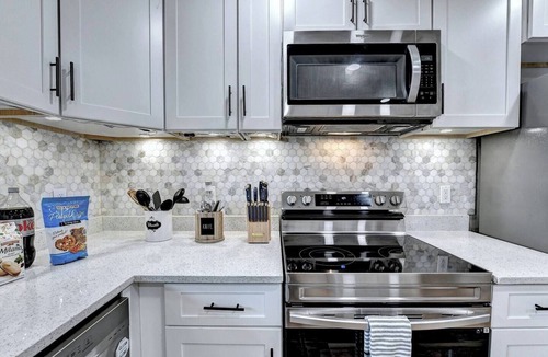Alpharetta House | "Porchlight Stay" Single story duplex. Dine in downtown Alpharetta/shop Avalon