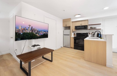Belltown Condo | Prime Belltown Location, Japandi Aesthetic