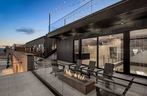 People's Freeway Hotel | Prime evo Experience, Outdoor Adventure Hub, Free Parking & Dog-friendly!