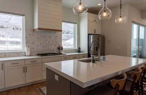 Deer Mountain Condo | Pristine 3BR w/Hot Tub - 15min to Park City!