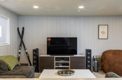 Cottonwood Heights Apartment | Private Apartment Near Canyons | King Bed + Full Kitchen + BBQ