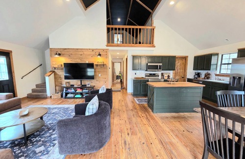 Mountainburg Cabin | Private Cabin Near Fayetteville - Hot Tub, Fire Pit & Views