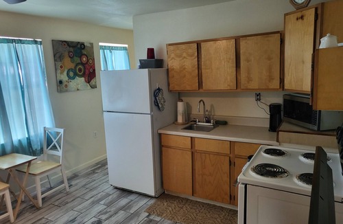 Panama City Cottage | Private & cute as a button! 1400 p/m 400 p/day Pets OK BBQ seating on your deck!