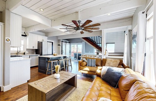 Midway House | Private Hot Tub & Sauna! Midway Family Hideaway