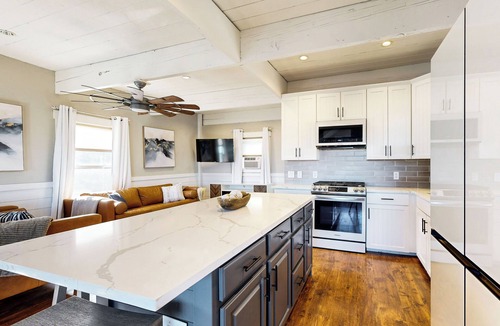 Midway House | Private Hot Tub & Sauna! Midway Family Hideaway