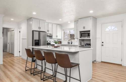 Lakeview House | Private Indoor Pool/HT - Sleeps 16 - Game Room