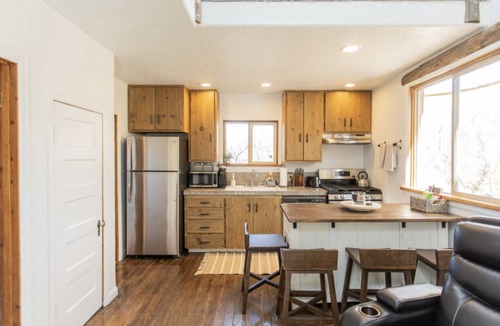 Larkspur Cabin | PROMO 5% WEEKLY AND 10% MONTHLY DISCOUNT! Mountain Cabin, conveniently located.