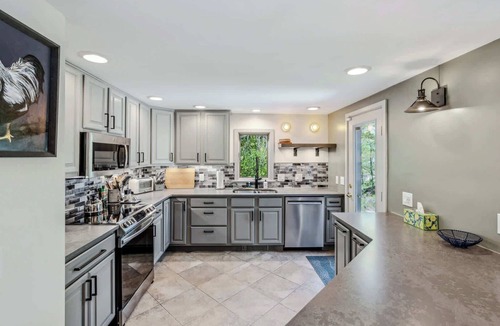 West Hartford House | Quechee House with Hot Tub, Game Room & Golf Views