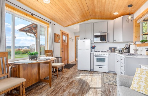Lynden House | Quiet Farm Stay with Private Hot Tub, Open Skies, and Room to Breathe