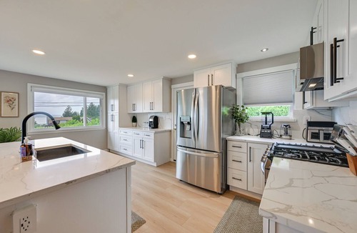 Des Moines House | Quiet Home w/Deck & Water Views in Des Moines
