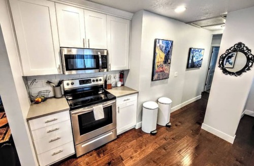 South Salt Lake House | Reflection Bnb - 3 Kings, 4 Tvs, 2 Baths, Garage