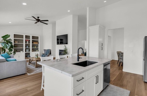 Draper House | Remodeled 4BDR Home with Valley Views & Hot Tub