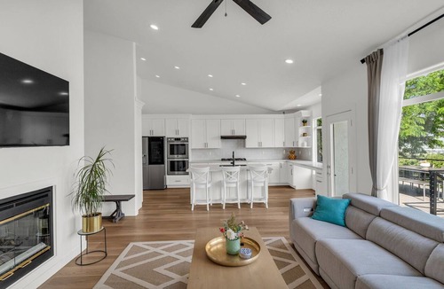 Draper House | Remodeled 4BDR Home with Valley Views & Hot Tub