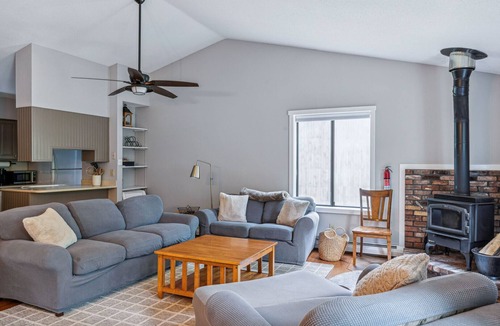 Quechee Condo | Renovated Condo with Fireplace, Mill Run