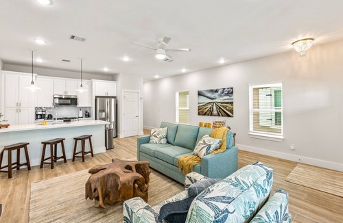 San Jacinto House | Right on the Seawall | Beach in Seconds · Dual Kings · Amazing