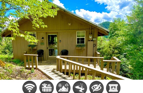 Townsend Cabin | Riverview: Free Attraction Tickets, Hot Tub, River View & Access, 5 Mins To National Park