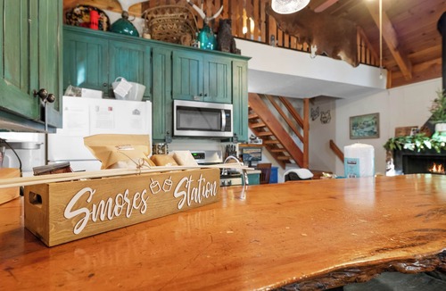 Big Bear City Ski Chalet | Robinhood's Retreat walk2gokarts&Oktoberfest EVcharge AC close 2 resorts dogs ok