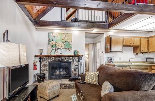Sugarloaf Cottage | Romantic Cottage with Dog-Friendly Yard - Internet, Fireplace, Snowbird-Friendly