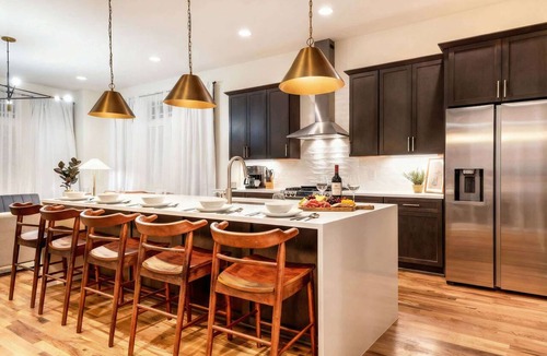 Hadley - Washington House | Rooftop deck, game room & karaoke garage house, sleeps 12 near downtown