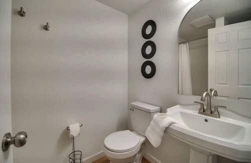Gentry Cabin | Rustic Cabin! Close to Downtown Siloam Springs