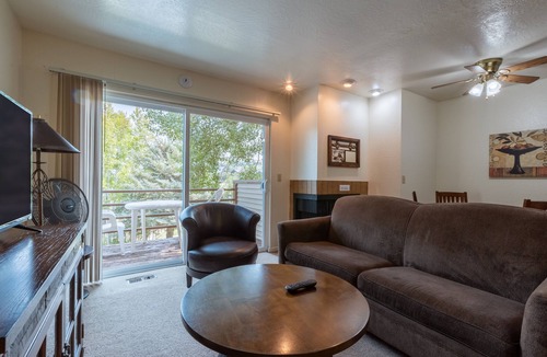Summit Park House | Rustic Charm Meets Elegance! Full Kitchen, Swimming Pool, Car Garage!