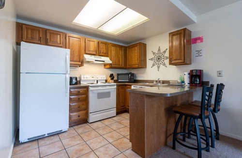 Summit Park House | Rustic Charm Meets Elegance! Full Kitchen, Swimming Pool, Car Garage!