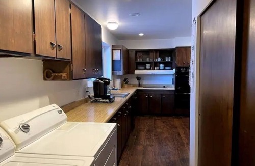 Sandy House | Scenic Mountain Escape Near Cottonwoods w/Hot Tub