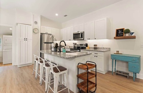 Brunswick House | Sea on Wolfe/15 Min to Beach/2 Min to Restaurants