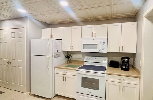 Sea Pines Villa | Sea Pines, Harbour Town golf course. Adjacent to 1st Green. Short walk to marina
