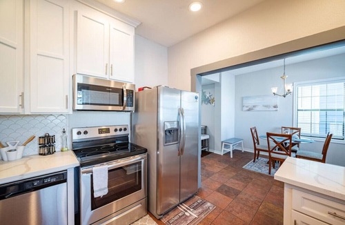 San Jacinto House | Seawall Sunrise: Steps to Beach, Dining, and Fun!