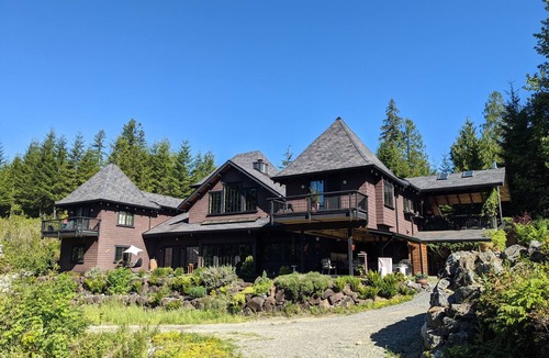 Sultan Apartment | Secluded lodge apt with hot tub in Cascade Mtn foothills Sultan Wash. Sleeps 4.