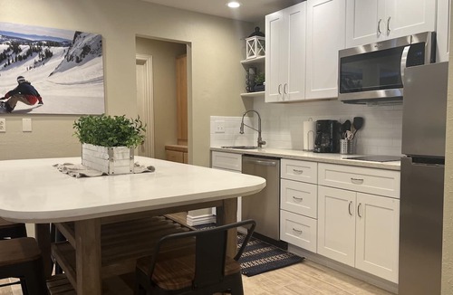 Park City Condo | See Newly Remodeled next to Hot tub, Pools, Sauna Walk to new 10 person Gondola!