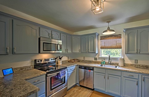 Seguin House | Seguin Lake House w/Dock and Cowboy Pool