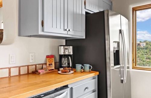 Northeast Santa Fe House | Serene Sunsets & Mountain Views w Arcade & Hot Tub