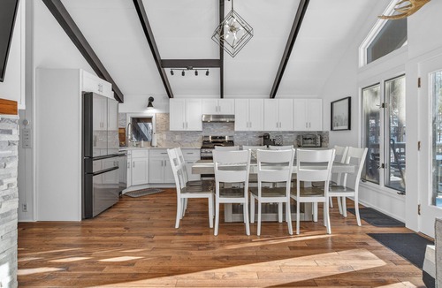 Stratton Mountain House | Shuttle or walk to village and lifts! Hot Tub + More!