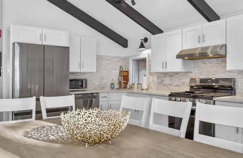 Stratton Mountain House | Shuttle or walk to village and lifts! Hot Tub + More!