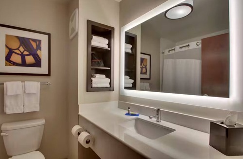 Strasburg Hotel | Sight & Sound Theatre King Rm Breakfast, Pool&Gym