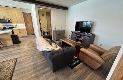 Silver Creek Apartment | Silver Sage Suite – A Quiet, Modern Mountain Stay