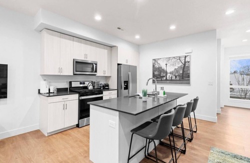 People's Freeway House | Ski Haven in the City -Spacious and Clean Townhome
