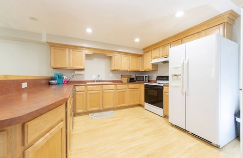 Sandy Apartment | Ski & Hiking l Summer Pool l King Beds l Large Apartment l Mountain Views