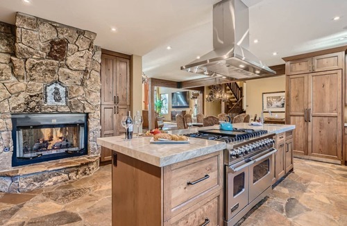 Peak 8 House | Ski In/Out | Every room an En Suite | Snowy Point