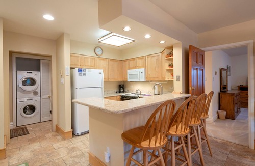 North Park City Condo | Ski-In Ski-Out 3BR at PCMR Base, Pool, Hot Tub, Sleeps 8