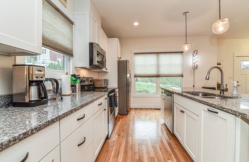 East End - Valley Street House | Skyloft – Walkable to downtown AVL, Family Friendly and two decks