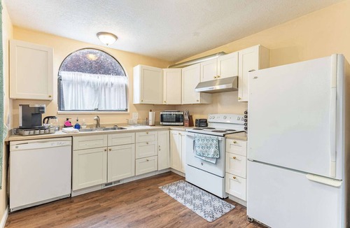 South Salt Lake House | SLC 4BR for 9 - Fenced Yard & Mtn Views