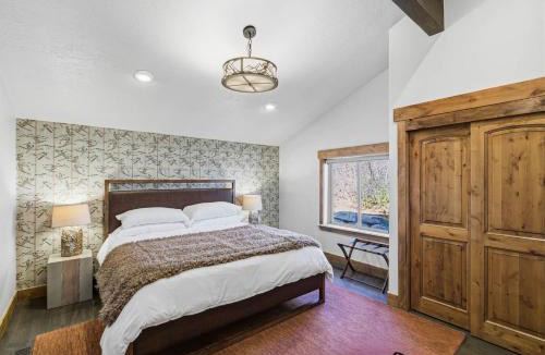 Summit Park House | Sleeps 12! Hot Tub, Games & Firepit